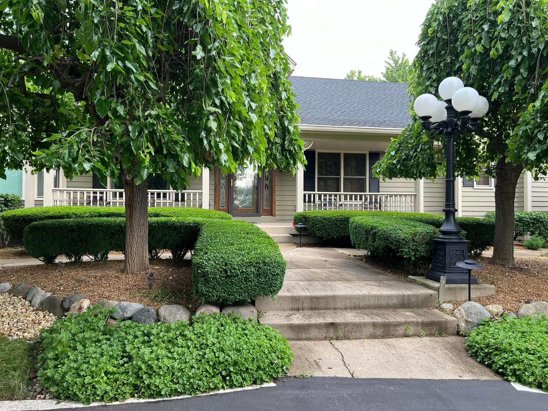 Beautifully landscaped property in Woodstock, IL